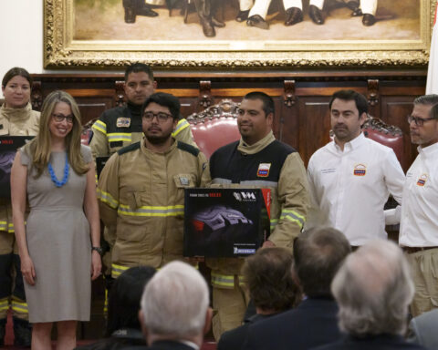 Gobierno De Ee.uu. Dona 450 Packs De Protección A Bomberos