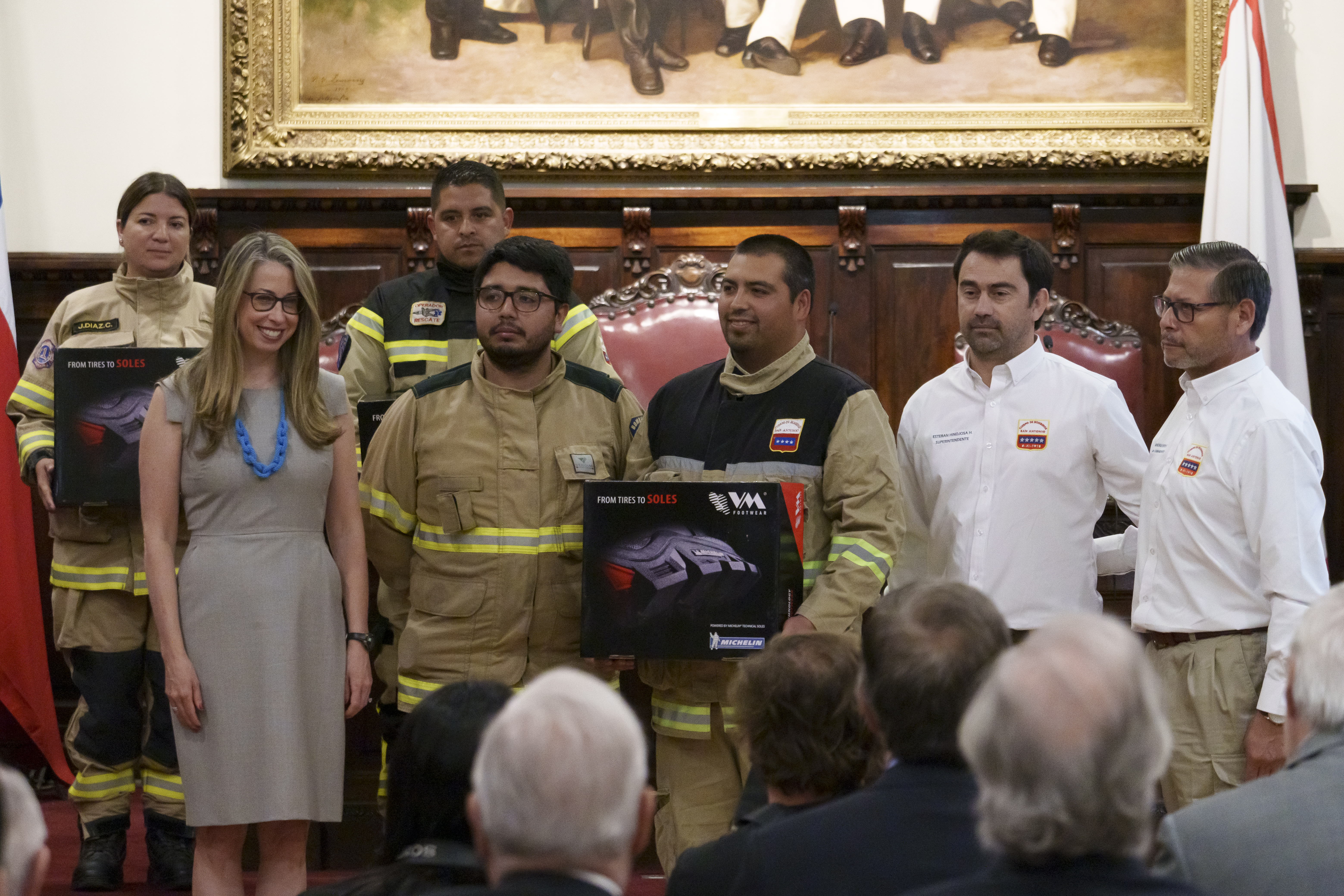 Gobierno De Ee.uu. Dona 450 Packs De Protección A Bomberos